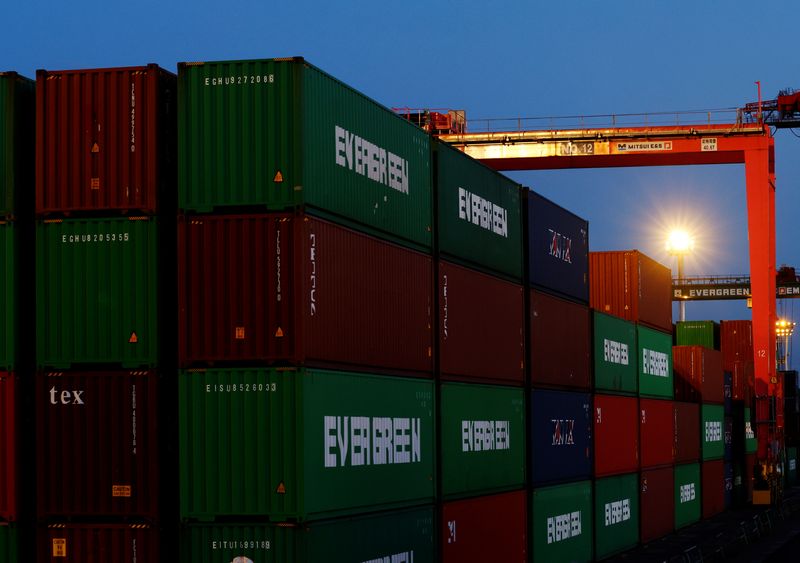 © Reuters. FILE PHOTO: Stacked containers are seen at an industrial port in Tokyo, Japan, February 17, 2022. REUTERS/Kim Kyung-Hoon