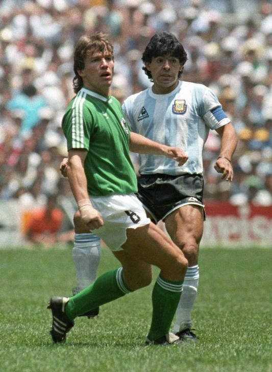 &copy; Reuters. 　サッカー界のレジェンド、故ディエゴ・マラドーナ氏が１９８６年のＷ杯メキシコ大会決勝戦で着用していたユニホームが、同氏の母国であるアルゼンチンに戻った。メキシコ市で１９８