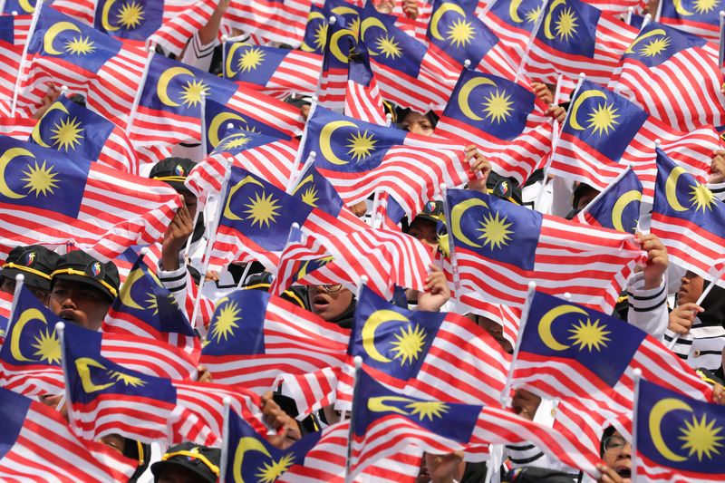 &copy; Reuters. 　１０月２０日、マレーシア選挙委員会は２０日、総選挙を１１月１９日に実施すると発表した。写真はマレーシアの旗。プトラジャヤで２０１９年８月撮影（２０２２年　ロイター／Lim Hu