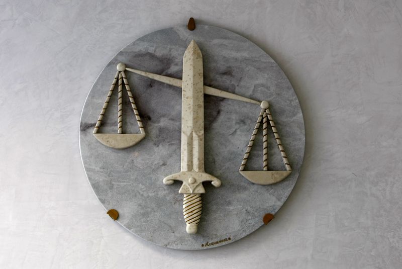 &copy; Reuters. Le symbole de la Justice, avec l'épée et la balance, est vu dans un cabinet d'avocats à Nice. /Photo prise le 9 octobre 2009/REUTERS/Eric Gaillard