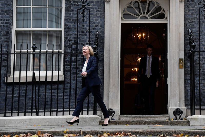&copy; Reuters. La primera ministra británica, Liz Truss, sale del número 10 de Downing Street hacia las Casas del Parlamento, en Londres, Reino Unido, 19 de octubre de 2022. REUTERS/Toby Melville
