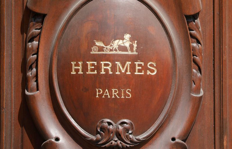 &copy; Reuters. 　１０月２０日　仏高級ブランド、エルメスは２０日、２０２３年に５─１０％の値上げを行う公算が大きいと明らかにした。写真はエルメスのロゴ。２０２０年４月、パリで撮影（２０２