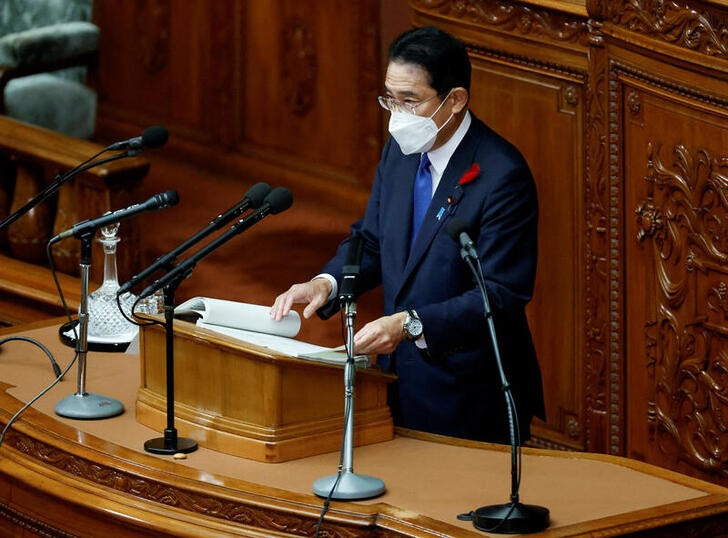 &copy; Reuters. FOTO DE ARCHIVO. El primer ministro de Japón, Fumio Kishida, pronuncia su discurso político durante una sesión extraordinaria en la cámara baja del parlamento en Tokio, Japón. 3 de octubre de 2022.  REUTERS/Issei Kato