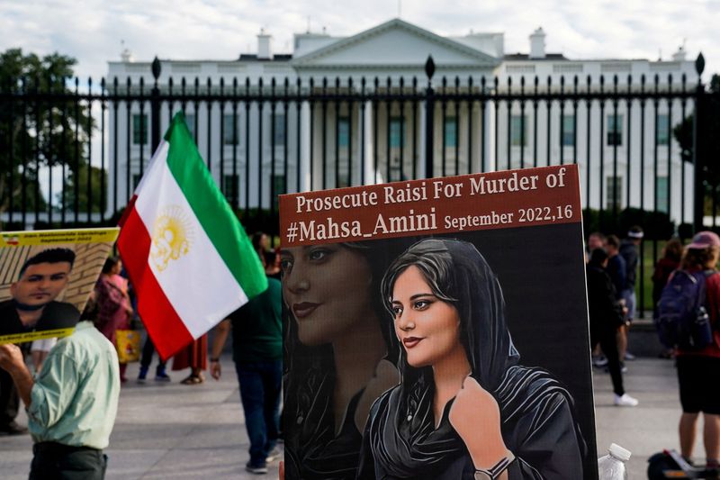 &copy; Reuters. FILE PHOTO: Iranian Americans rally outside the White House in support of anti-regime protests in Iran following the death of Mahsa Amini, in Washington, U.S., September 24, 2022. REUTERS/Elizabeth Frantz/File Photo