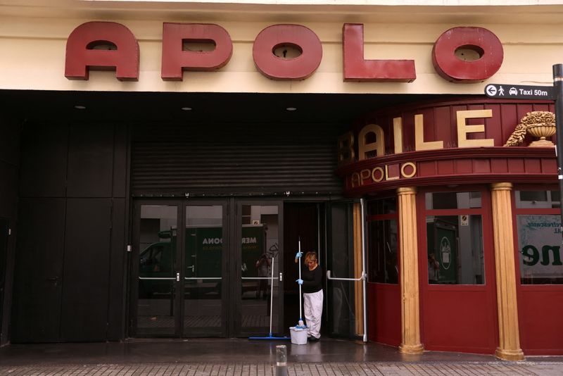 &copy; Reuters. Una persona trabaja afuera de la Sala Apolo, un recinto de conciertos y club nocturno, en Barcelona, Cataluña, España. 20 de octubre de 2022. REUTERS/Nacho Doce