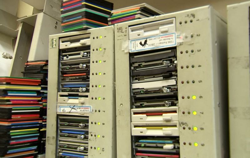 © Reuters. Tom Persky, owner of floppydisk.com, uses older computers to format the disks that he sources from second-hand websites and eBay at his warehouse in Lake Forest, California, U.S., October 6, 2022 in this screengrab from a Reuters TV video. REUTERS/Alan Devall