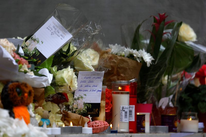 &copy; Reuters. Fleurs et messages pour rendre hommage à Lola, une écolière de 12 ans sauvagement assassinée à Paris. /Photo prise le 18 octobre 2022/REUTERS/Gonzalo Fuentes