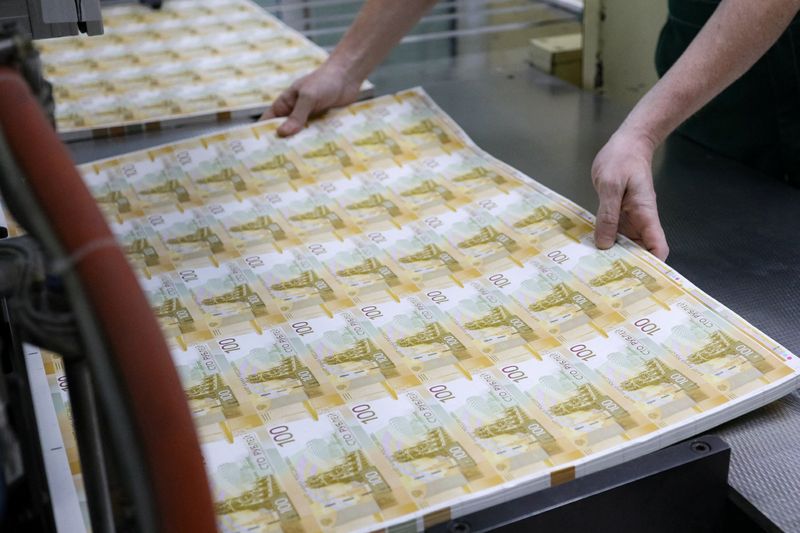 &copy; Reuters. FILE PHOTO: An employee holds sheets of the newly designed Russian 100-rouble banknotes at the Goznak printing factory in Moscow, Russia July 6, 2022. Moscow News Agency/Handout via REUTERS 
