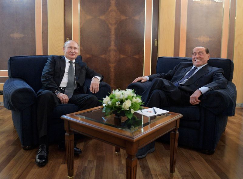 &copy; Reuters. FOTO DE ARCHIVO: El presidente ruso Vladimir Putin se reúne con Silvio Berlusconi en un aeropuerto de Roma, Italia, el 4 de julio de 2019. Imagen tomada el 4 de julio de 2019. Sputnik/Alexey Druzhinin/Kremlin vía REUTERS