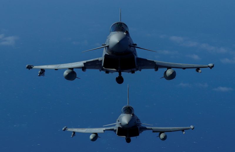 &copy; Reuters. FOTO DE ARCHIVO. Dos Eurofighters del Ejército del Aire español en vuelo durante el Ejercicio Militar Ocean Sky 2021 de entrenamiento avanzado aire-aire en el espacio aéreo del sur de las Islas Canarias, España. 21 de octubre de 2021. REUTERS/Borja Su