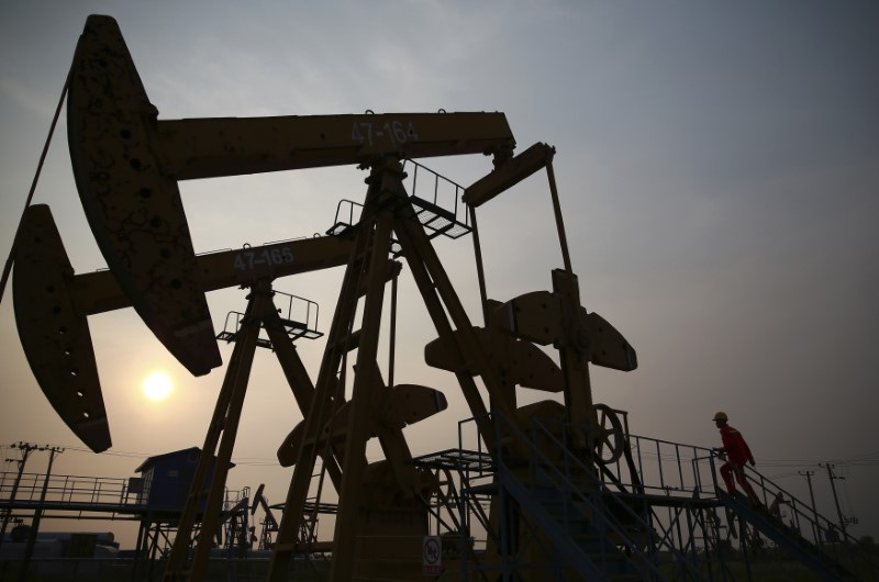 &copy; Reuters. Imagen de archivo de un trabajador examinando una bomba en un campo petrolífero de PetroChina en Panjin, provincia de Liaoning, China. 30 de junio, 2014. 30 de junio, 2014. REUTERS/Sheng Li NO DISPONIBLE EN CHINA. NO DISPONIBLE PARA VENTAS COMERCIALES NI