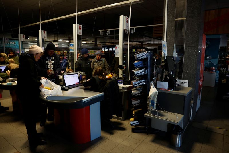 &copy; Reuters. Ucranianos fazem compras em Kharkiv
 17/10/2022  REUTERS/Clodagh Kilcoyne