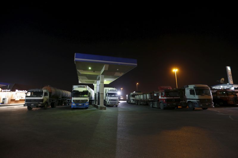 &copy; Reuters. Trucks wait for fuel pumps to reopen after morning prayers, during early hours at a petrol station in Khobar, west of Riyadh, Saudi Arabia January 29, 2016. REUTERS/Hamad I Mohammed/Files