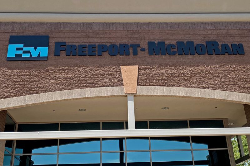&copy; Reuters. FILE PHOTO: The logo of  copper miner Freeport-McMoRan Inc is displayed on their offices in Phoenix, Arizona, U.S. June 30, 2022.  REUTERS/Ernest Scheyder