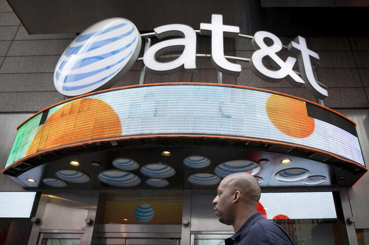 &copy; Reuters. Imagen de archivo de una persona pasando por una tienda de AT&T en Nueva York, EEUU. 17 junio 2015. REUTERS/Brendan McDermid