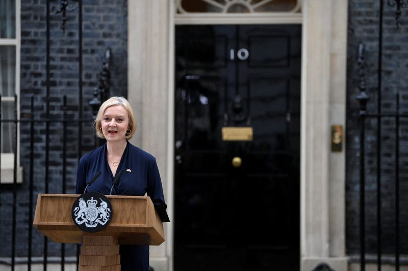 &copy; Reuters. La primera ministra británica Liz Truss pronuncia un discurso frente a su residencia oficial en el número 10 de Downing Street en London, Reino Unido, el 20 de octubre de 2022. REUTERS/Toby Melville