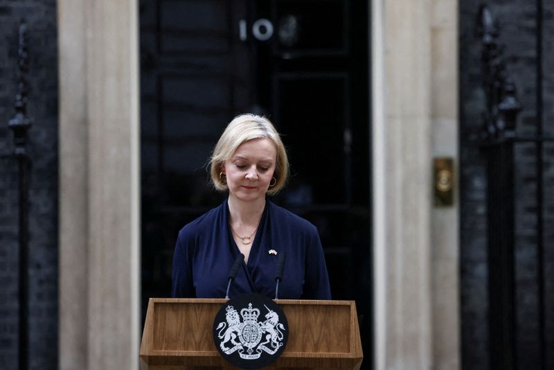 © Reuters. La primera ministra británica, Liz Truss, anuncia su dimisión, en el exterior del número 10 de Downing Street, Londres, Gran Bretaña. 20 de octubre de 2022. REUTERS/Henry Nicholls   