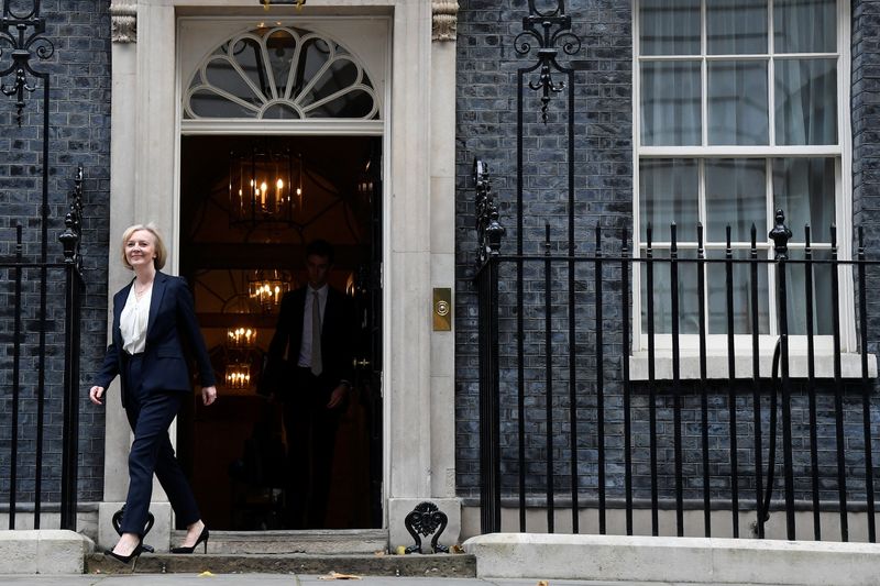 &copy; Reuters. La primera ministra británica, Liz Truss, sale del número 10 de Downing Street hacia lel Parlamento, en Londres, Gran Bretaña. 19 de octubre de 2022. REUTERS/Toby Melville