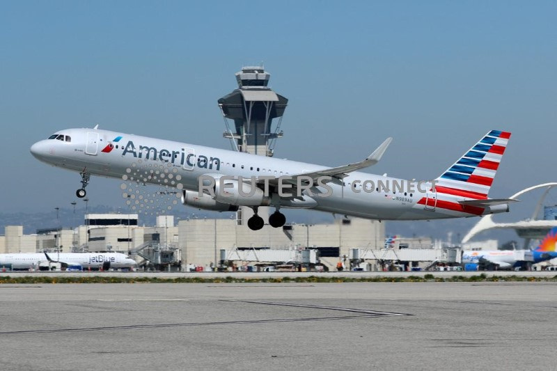 &copy; Reuters. Um Airbus A321 da American Airlines decola do aeroporto internacional de Los Angeles, Estado norte-americano da Califórnia. 28/03/2018. REUTERS/Mike Blake/File Photo