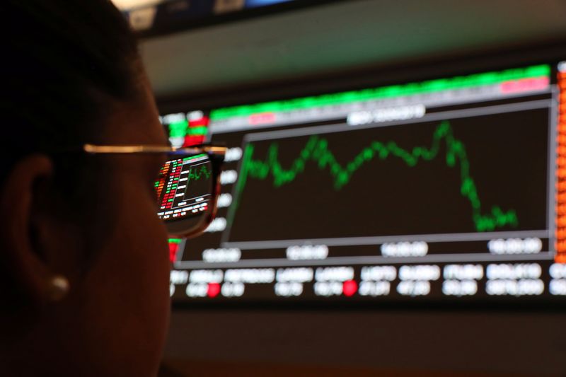 © Reuters. Gráficos com flutuações dos índices de mercado no pregão da Bolsa de Valores B3 
03/04/2019
REUTERS/Amanda Perobelli