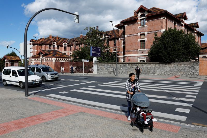 &copy; Reuters. Una mujer empuja un carrito de bebé frente al Hospital Universitario de Basurto en Bilbao, Euskadi, España, el 20 de octubre de 2022. REUTERS/Vincent West