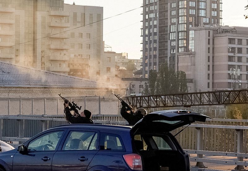 &copy; Reuters. شرطيان يطلقان النار على طائرة مسيرة في كييف يوم 17 أكتوبر تشرين الاول 2022. تصوير: فاديم ساراخان - رويترز. 