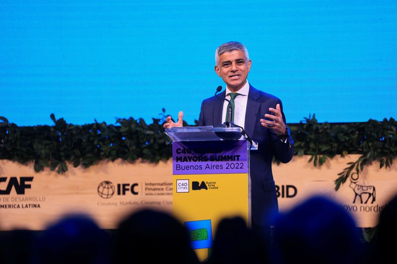 &copy; Reuters. London Mayor Sadiq Khan speaks during the opening of the C40 World Mayors Summit to bold action on climate change, in Buenos Aires, Argentina October 20, 2022.   REUTERS/Tomas Cuesta