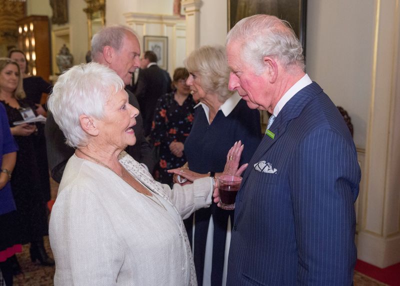 &copy; Reuters. FOTO DE ARCHIVO-El príncipe Carlos de Gran Bretaña habla con la actriz Judy Dench en una recepción ofrecida por la británica Camilla, duquesa de Cornualles, en Windsor, Gran Bretaña. 26 de octubre de 2021. Ian Jones/Pool vía REUTERS