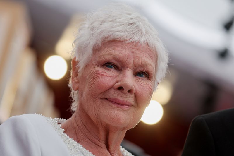 &copy; Reuters. Atriz Judi Dench chega para  cerimônia de entrega do Oscar
27/03/2022 REUTERS/Mike Blake