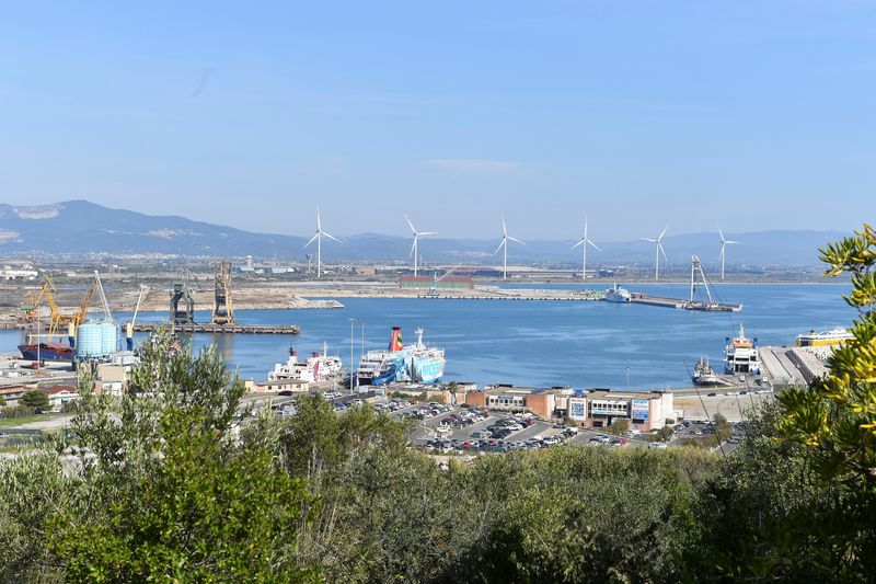 &copy; Reuters. Il punto di installazione di un'unità galleggiante di stoccaggio e rigassificazione di fronte alla città portuale di Piombino, in Italia, REUTERS/Jennifer Lorenzini