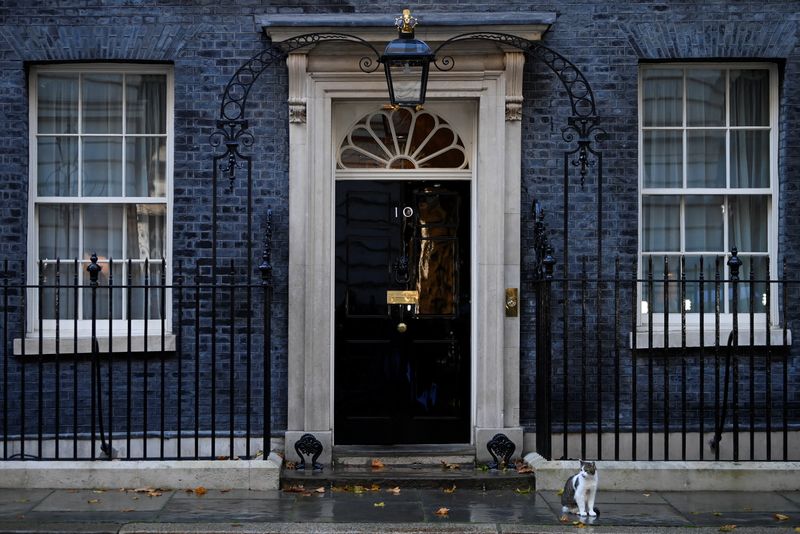 &copy; Reuters. トラス英首相は２０日、就任からわずか６週間で辞任を表明した。後任を選ぶ保守党党首選は来週中に行われる予定。ロンドンで撮影（２０２２年　ロイター/Toby Melville）