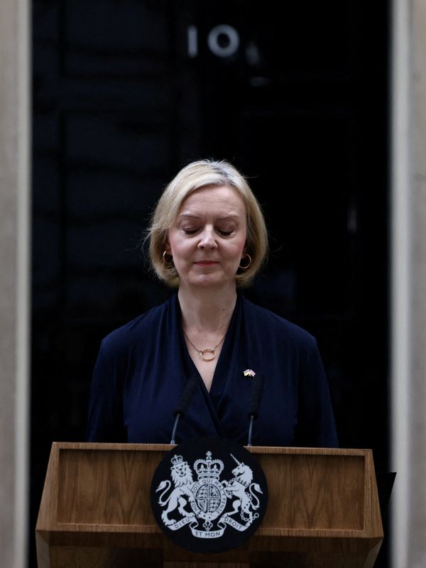 © Reuters. ليز تراس تعلن استقالتها من منصب رئيسة الوزراء في لندن يوم الخميس. تصوير: هنري نيكولز - رويترز. 