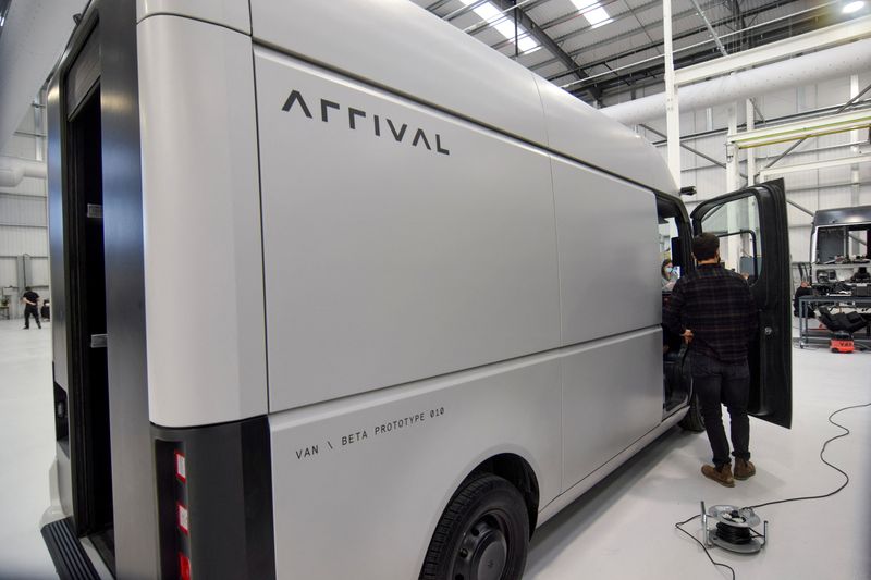 &copy; Reuters. FILE PHOTO: A man stands next to a fully electric test van, due to go into production in 2022, built by electric van and bus maker Arrival Ltd, that has seen a spike in interest due to soaring e-commerce amid the coronavirus disease (COVID-19) pandemic an