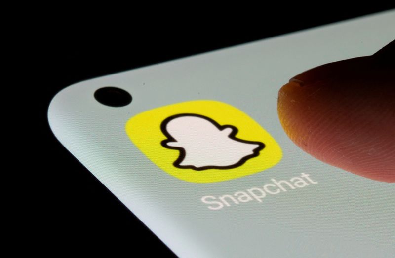 &copy; Reuters. FILE PHOTO: Snapchat app is seen on a smartphone in this illustration taken, July 13, 2021. REUTERS/Dado Ruvic/Illustration/File Photo