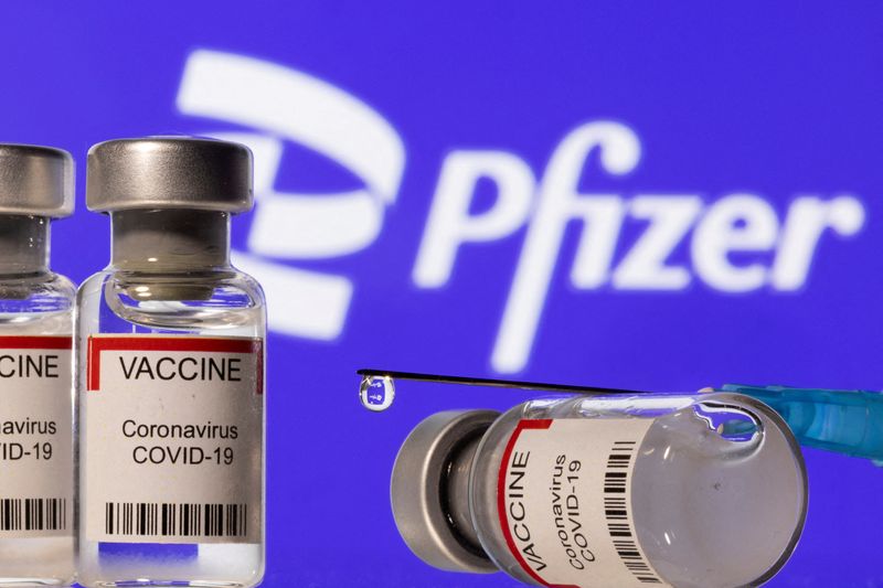 &copy; Reuters. FILE PHOTO: Vials labelled "VACCINE Coronavirus COVID-19" and a syringe are seen in front of a displayed Pfizer logo in this illustration taken December 11, 2021. REUTERS/Dado Ruvic/Illustration/