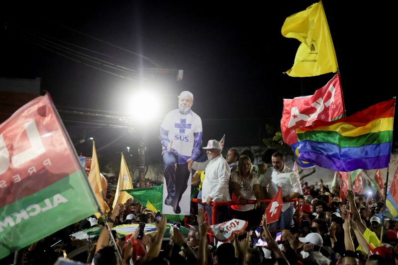 © Reuters. Former Brazil's President and current presidential candidate Luiz Inacio Lula da Silva leads a march in Rio de Janeiro, Brazil October 20, 2022. REUTERS/Ricardo Moraes