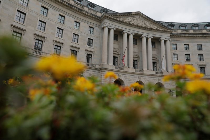 &copy; Reuters. FILE PHOTO: Flowers are seen in front of the headquarters of the United States Environmental Protection Agency (EPA) in Washington, D.C., U.S., May 10, 2021. REUTERS/Andrew Kelly
