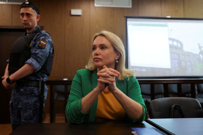 &copy; Reuters. Imagem de arquivo: a ex-funcionária do canal estatal de TV da Rússia Marina Ovsyannikova em audiência em tribunal em Moscou.REUTERS/Evgenia Novozhenina/Arquivo