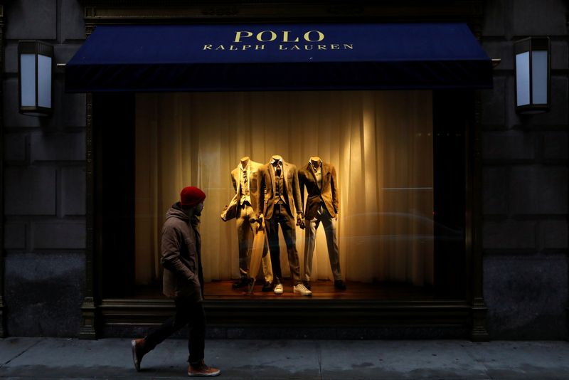 © Reuters. رجل يمر أمام دار الأزياء الأمريكية رالف لورين في نيويورك في صورة من أرشيف رويترز.