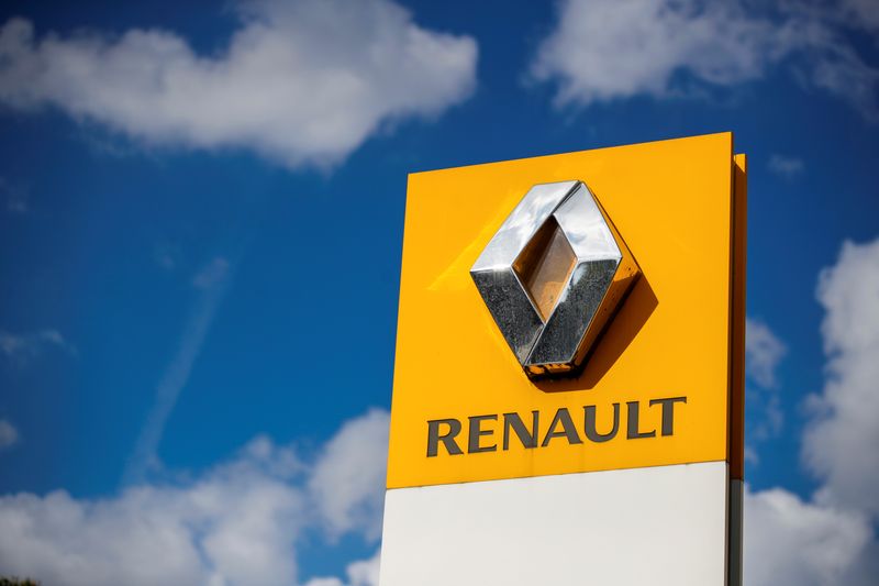 &copy; Reuters. The logo of carmaker Renault is seen at a dealership in Paris, France, August 15, 2021. REUTERS/Sarah Meyssonnier