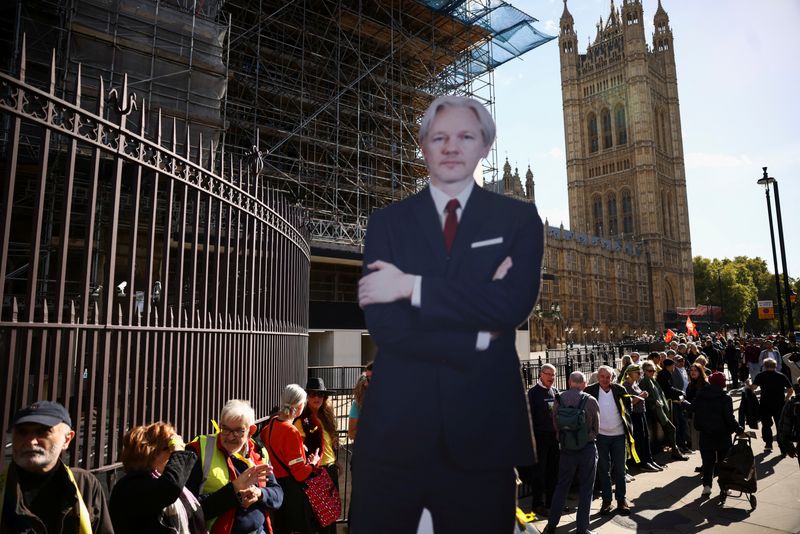 &copy; Reuters. FILE PHOTO: Supporters of WikiLeaks founder Julian Assange create a human chain outside Houses of Parliament during a protest, in London, Britain October 8, 2022. REUTERS/Henry Nicholls