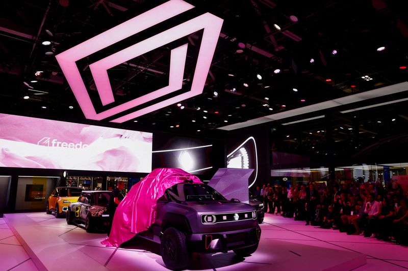 © Reuters. FILE PHOTO: Renault 4 electric car is presented at 2022 Paris Auto Show, France October 17, 2022. REUTERS/Stephane Mahe