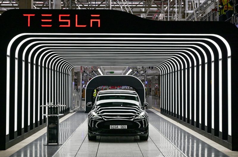 &copy; Reuters. FOTO DE ARCHIVO: Coches Modelo Y fotografiados durante la ceremonia de inauguración de la nueva Gigafábrica de Tesla para coches eléctricos en Gruenheide, Alemania, 22 de marzo de 2022. REUTERS/Patrick Pleul