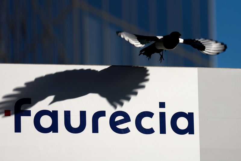 &copy; Reuters. Logo de Faurecia près du siège de l'entreprise à Nanterre. /Photo d'archives/REUTERS/Gonzalo Fuentes