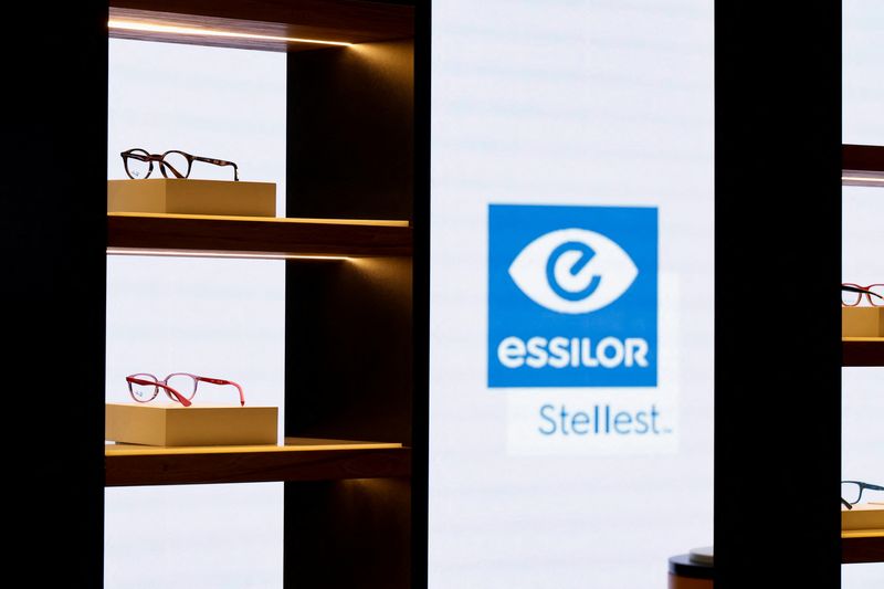 &copy; Reuters. Un logo d'Essilor est affiché dans l'espace d'exposition d'EssilorLuxottica au Salon mondial de l'optique à Villepinte, près de Paris, en France. /Photo prise le 24 septembre 2022/REUTERS/Benoit Tessier