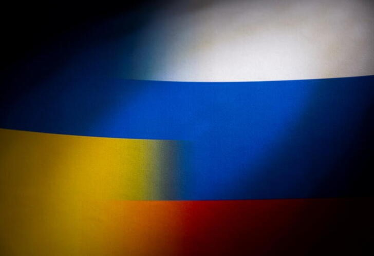 &copy; Reuters. 　１０月２１日、ウクライナ東部ハリコフと南部ザポロジエで、一連の爆発が起きた。写真はロシアとウクライナの国旗。１月２７日撮影（２０２２年　ロイター／Dado Ruvic）