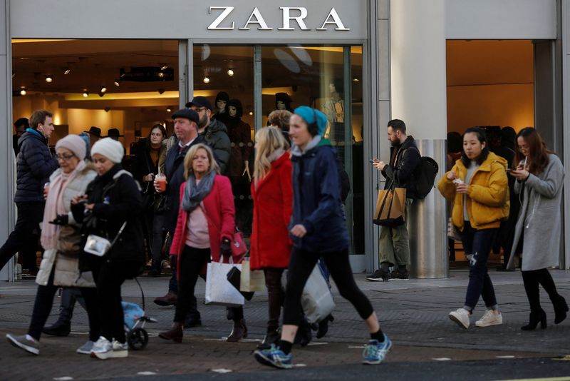 &copy; Reuters. FILE PHOTO: Shoppers walk past a Zara Store on Oxford Street in London, Britain December 17, 2018. REUTERS/Simon Dawson/File Photo