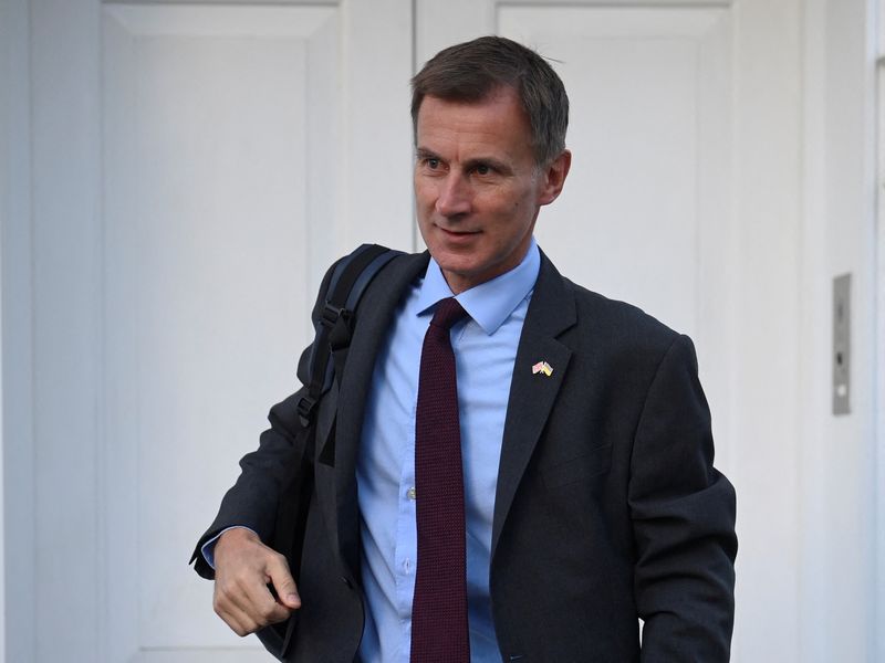 &copy; Reuters. FOTO DE ARCHIVO. El ministro de Finanzas británico, Jeremy Hunt, camina frente a su casa en Londres, Reino Unido. 18 de octubre de 2022. REUTERS/Toby Melville