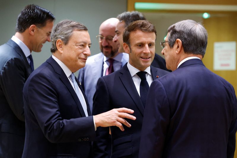 © Reuters. France's President Emmanuel Macron, Italy's Prime Minister Mario Draghi, European Council President Charles Michel, Netherland's Prime Minister Mark Rutte, and Greek Prime Minister Kyriakos Mitsotakis attend a European Union leaders' summit in Brussels, Belgium October 21, 2022. REUTERS/Piroschka van de Wouw