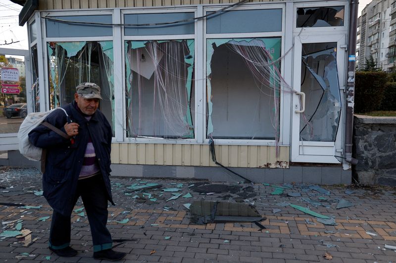 &copy; Reuters. FILE PHOTO: A man walks past a shop damaged by an explosion, amid Russia's attack on Ukraine, in Mykolaiv, Ukraine October 20, 2022.  REUTERS/Valentyn Ogirenko/File Photo